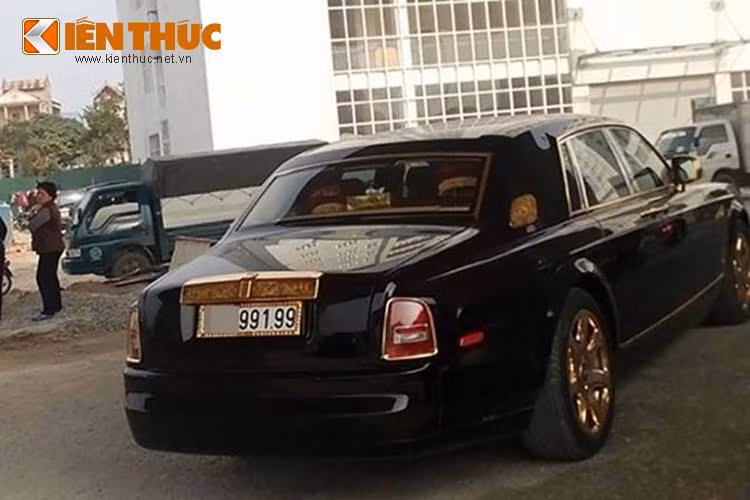 Một chiếc siêu xe sang Phantom mạ vàng khác cũng mang biển số "khủng" với biển tứ quý 9 cũng bị bắt gặp khi đang di chuyển trên đường.