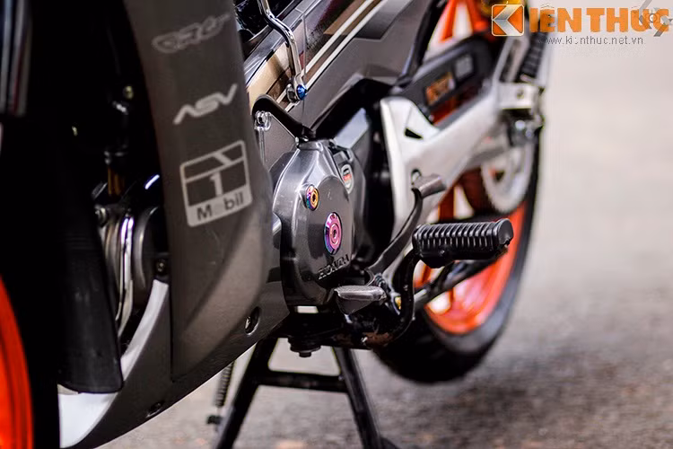 Xe đi tone xám lông chuột thanh lịch với bộ nồi được nâng cấp nhằm tăng sức mạnh động cơ.