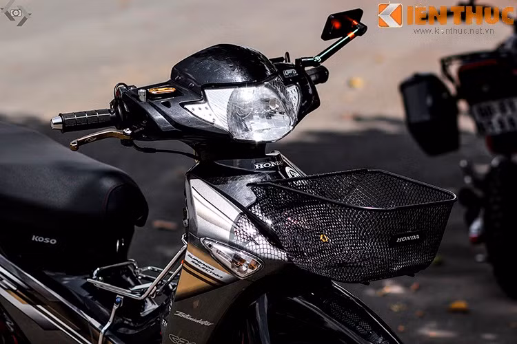 Tay thắng của xe được thay thế bằng cùm thắng dầu với càng thắng đồ chơi.