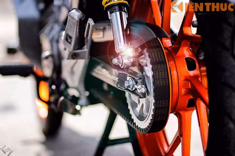 Điểm khác biệt tiếp theo là hệ thống chuyển động của xe. Chủ xe đã thay thế nhông xích bằng bộ truyền động với dây cu-roa hiện đại.