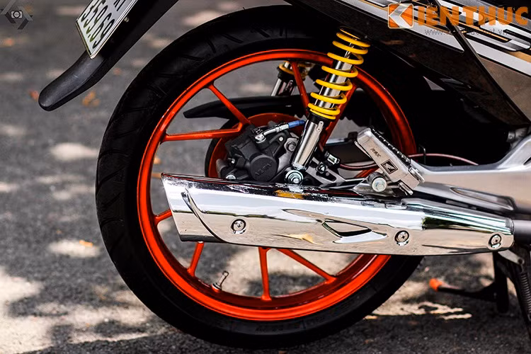 Xe sử dụng mâm Raider với màu cam nổi bật, phuộc sau của Honda Wave Nice màu vàng thể thao.
