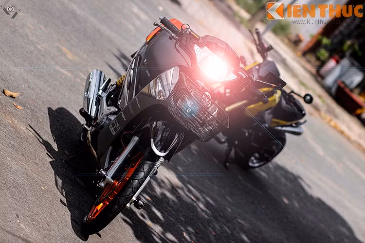 Tuy nhiên, mẫu xe đình đám của Honda này được 1 biker trẻ tuổi lựa chọn và độ lại cực kì bắt mắt với phong cách đường phố.