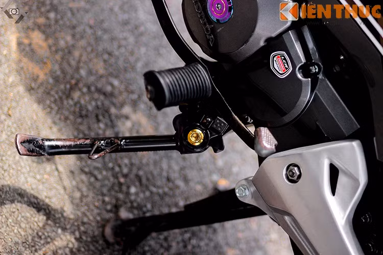 Thiết bị hiện đại tiếp theo của xe là chân chống điện (gạt chống tắt máy) như trên các mẫu xe cao cấp của Honda.