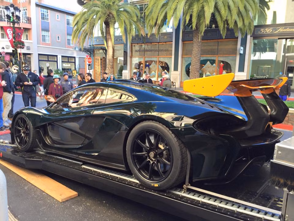 Đối với chiếc P1 GTR đầu tiên đặt chân tới Mỹ, chủ của chiếc xe đã lựa chọn tông màu xanh lá rất đậm - màu đặc trưng của xe đua Anh cùng một số chi tiết màu cam McLaren làm điểm nhấn.