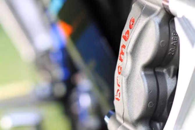 Cùm phanh Brebo "hàng hiệ" được trang bị cho bánh xe trước...