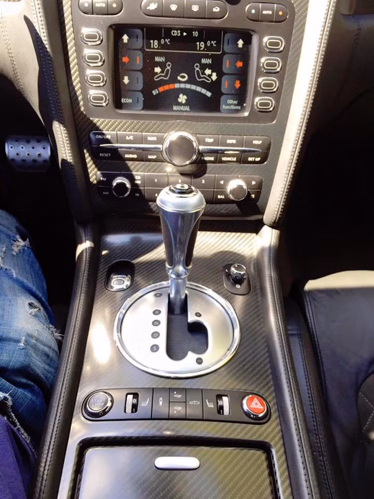 Ngoài ra, xe còn có hộp số tự động ZF Tiptronic 8 cấp với tính năng chuyển số nhanh Quickshift, giúp giảm 50% thời gian chuyển số và có thể xuống liền 2 số một lúc.