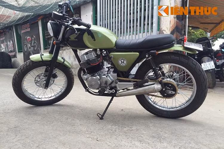 Bên cạnh bình xăng, nắp che hai bên thân xe cùng các dè bánh cũng đã được hoàn thiện thủ công. Các chi tiết máy được mạ chrome sáng bóng.