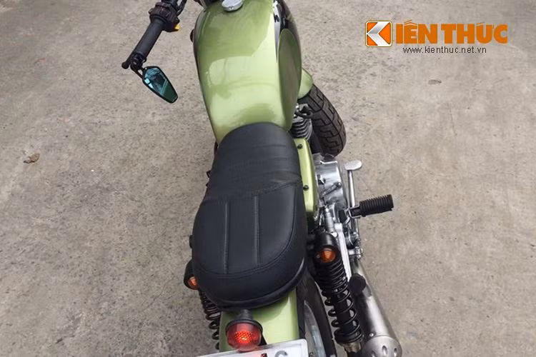 Bộ yên xe cũng đã được "thửa riêng" với các vân chia thành hai nửa ngang-dọc, phân định rõ vị trí cho người ngồi trước hoặc sau.