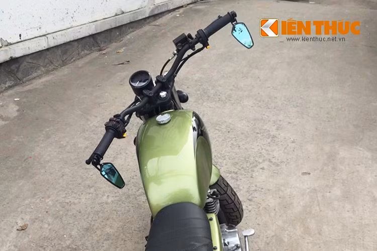 Để tạo dáng tracker đậm nét, phần bình xăng đã được gò lại thủ công. Tay lái của xe được thay bằng loại rộng, phía trên là cụm đồng hồ điện tử với thiết kế tối giản nhưng vẫn đầy đủ chức năng.