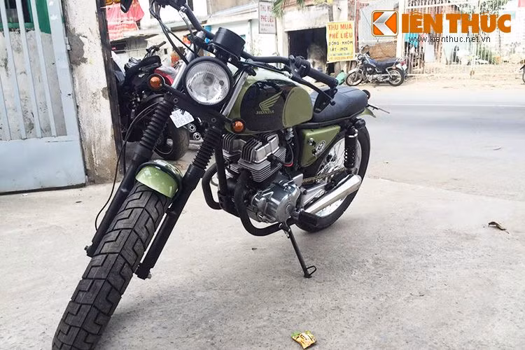 Chiếc xe nguyên bản trước khi độ lên phiên bản tracker là một chiếc Honda LA250 đời 1983. Đây là một trong những dòng môtô rất phổ biến tại Việt Nam do từng được mua số lượng lớn để phục vụ các lực lượng quân đội, công an...