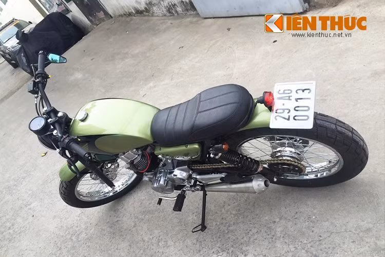 Cuối cùng, toàn bộ vỏ xe đã được sơn màu vàng cát, kết hợp với bình xăng với họa tiết màu đen đơn giản nhưng tinh tế và nổi bật.