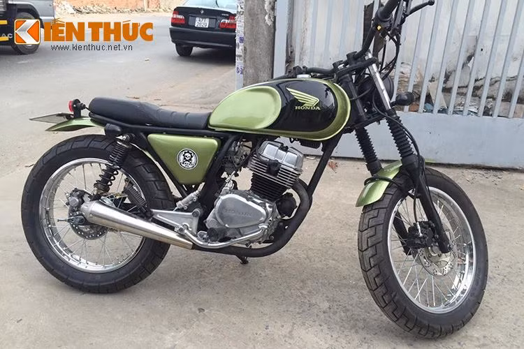 Vốn có kiểu dáng touring, nhưng chiếc LA250 đã được một xưởng độ khá nổi tiếng tại Sài Gòn "lột xác" theo phong cách tracker đơn giản, cổ điển nhưng "không bao giờ lỗi mốt".