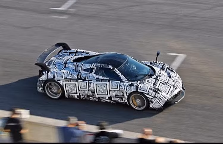 Tại triển lãm Geneva năm ngoái, Horacio Pagani - người sáng lập hãng siêu xe Pagani đã xác nhận rằng phiên bản thể thao của chiếc Huayra sẽ chỉ được sản xuất với số lượng 20 chiếc và bán cho những người đã từng sở hữu Huayra.