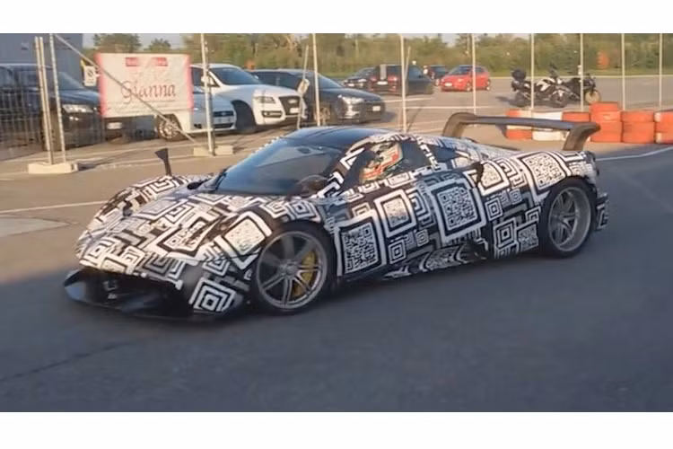 So với Huayra thường, Huayra S sở hữu ngoại hình giống siêu xe đua hơn nhờ có phần cản trước khí động học với cánh chia gió bằng sợi carbon cùng cánh đuôi lớn phía sau xe.
