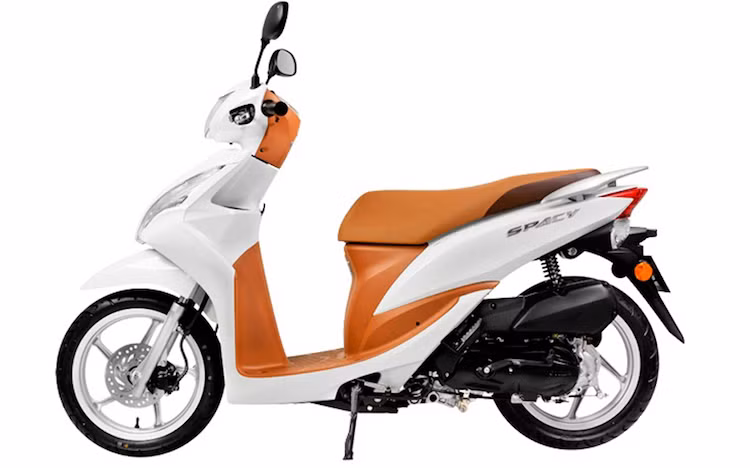 Nếu nhìn lướt qua ngoại hình của xe cùng nhiều chi tiết thiết kế bên ngoài thì bạn sẽ đoán là Honda Vision tại thị trường Việt.