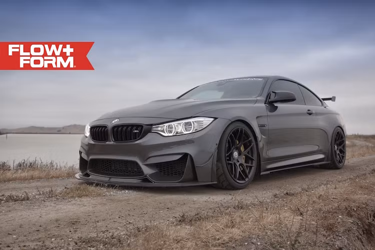 Bằng cách chạy lại ECU và thay hệ thống xả thể thao, động cơ 3.0l 6 xi-lanh thẳng hàng tăng áp kép của M4 có thể đạt hiệu năng khá gần với M4 GTS.