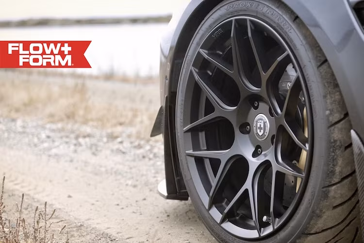 Bộ mâm 5 cánh kép nguyên bản của M4 đã được thay bằng mâm độ HRE FlowForm FF01 với kích thước 19 inch và thiết kế 7 cánh kép, khá giống chiếc M3 GTS thế hệ trước nhưng đẹp mắt hơn với màu đen nhám.