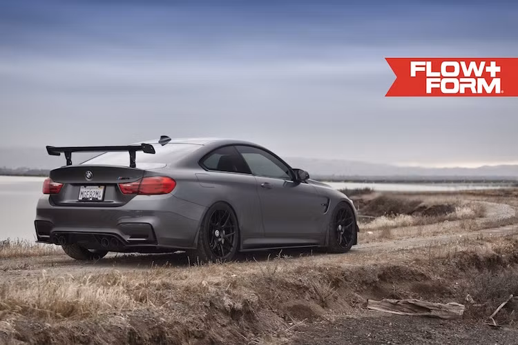 Tuy nhiên về cơ bản, hai phiên bản này vẫn sử dụng chung hệ động lực và có kiểu dáng tương đối giống nhau, chính vì vậy chủ của chiếc M4 này đã "nâng đời" chiếc xe để trông giống M4 GTS hơn.