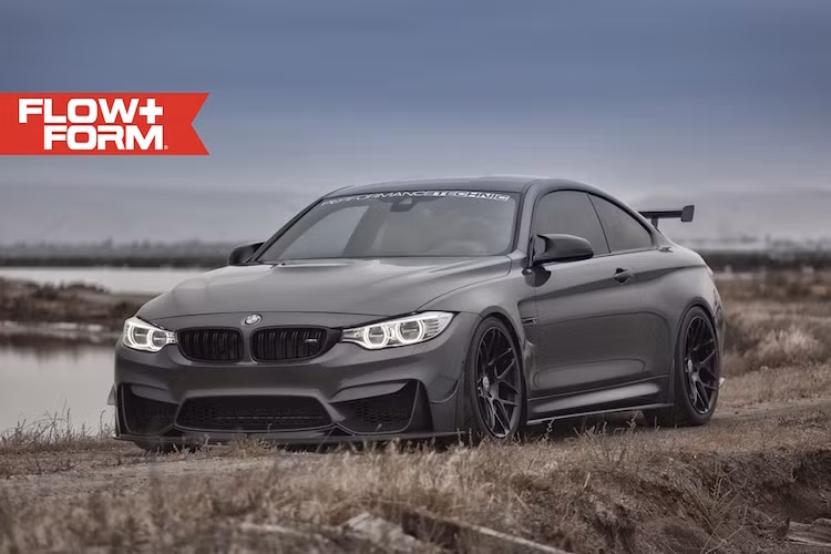 Trước đây, BMW M4 Coupe vốn là một phiên bản của dòng M3. Tuy nhiên do BMW đã tách phiên bản coupe của 3 Series ra thành 4 Series nên với thế hệ mới nhất F82, M4 đã lần đầu tiên xuất hiện.