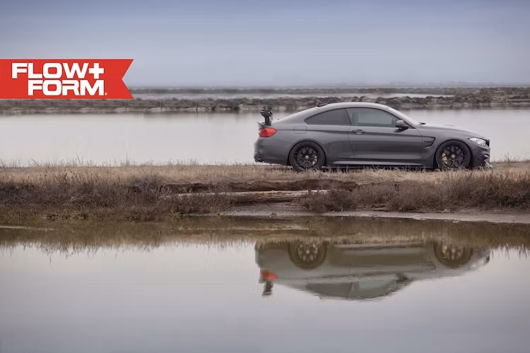 Tương tự như M4 GTS, chiếc xe cũng có cánh đuôi phía sau với kích thước lớn, có khả năng điều chỉnh góc nghiêng.