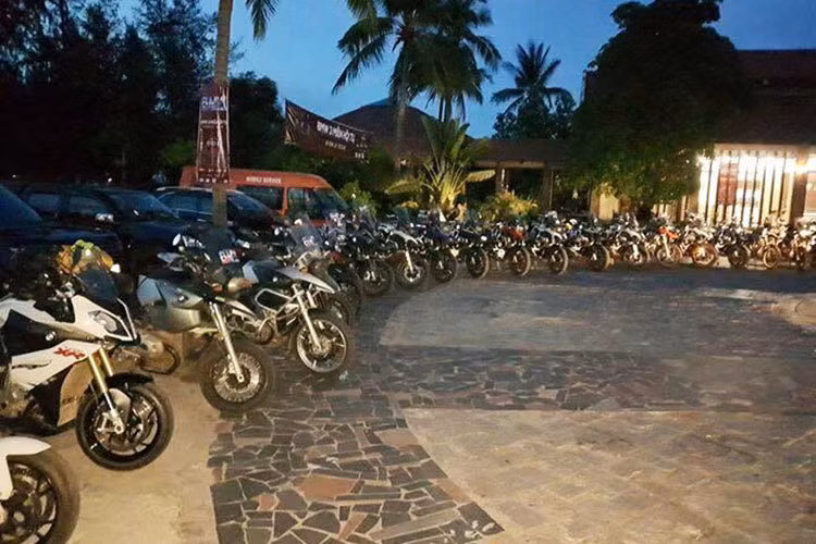 Ngoài việc các hội nhóm chơi xe BMW tại các tỉnh thành trên cả nước thường xuyên tổ chức những chuyến đi tour, dã ngoại nhằm bổ xung kiến thức chạy xe cho các thành viên - trong năm vừa qua đoàn những người chơi xe mô tô BMW tại Việt Nam còn có chuyến hành trình qua 3 nước Đông Nam Á.