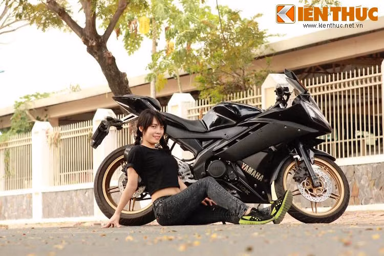 Ngay khi tới Bình Phước, dù đầu óc còn "chuếnh choáng" nhưng cô đã nhanh chóng đi nhờ người quen cho mượn và chuyển xe đua từ Sài Gòn xuống để kịp giờ thi đấu.