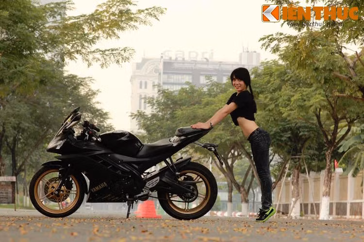 Trang chia sẻ: “Tôi luôn đam mê tốc độ, môtô PKL và luôn ao ước được ra sân đua thử, nhưng Việt Nam mình toàn sân chơi nam nên chỉ học hành tập chơi lái xe mô tô kỹ thuật vượt chướng ngại vật thôi”.