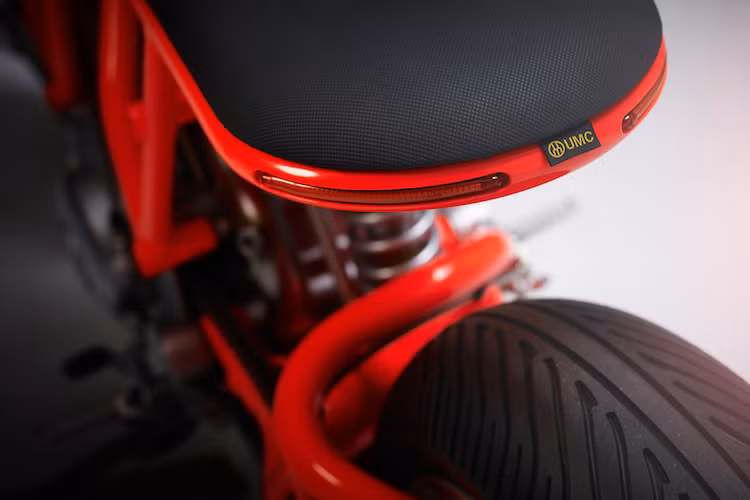 Những đèn hậu và đèn xi-nhan sau của chiếc xe được tích hợp gọn gàng vào trong khung phụ phía sau, nằm dưới bộ yên "thửa" của Untitled Motorcycles.