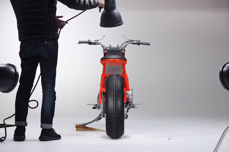 Thay vì gắp kép như Scrambler nguyên bản, Untitled x Marin sử dụng gắp đơn của Ducati Monster S2R với thiết kế dạng ống rất hợp với khung xe. Kèm theo gắp đơn là mâm Marchesini của Monster 1100.