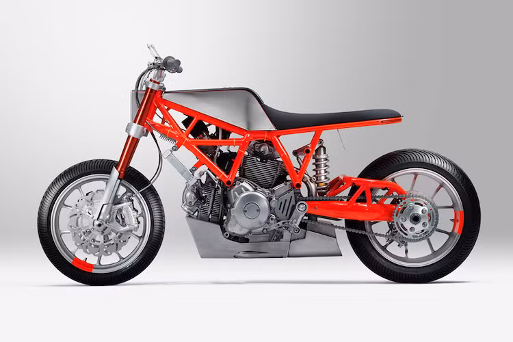 Bộ khung Trellis điển hình của Scrambler vẫn có thiết kế gần như nguyên bản, chỉ thay đổi phần khung phía sau cho gọn gàng hơn. Động cơ cũng không có thay đổi gì ngoại trừ màu sơn bạc sáng và bưởng côn ốp trong suốt.