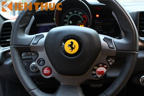 Vô - lăng 3 chấu thể thao đậm chất xe đua F1 với dãy nút điều khiển và tap - lô thông số theo phong cách xe đua.