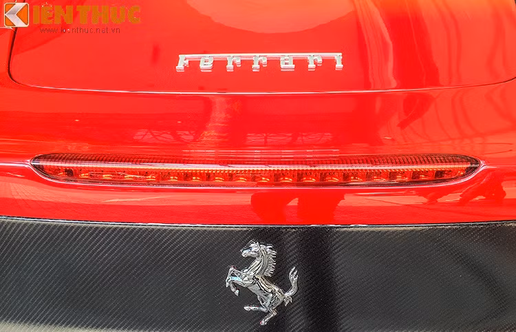 Chiếc siêu xe từ Ý mang trên mình dàn áo đỏ tươi đặc trưng của Ferrari.