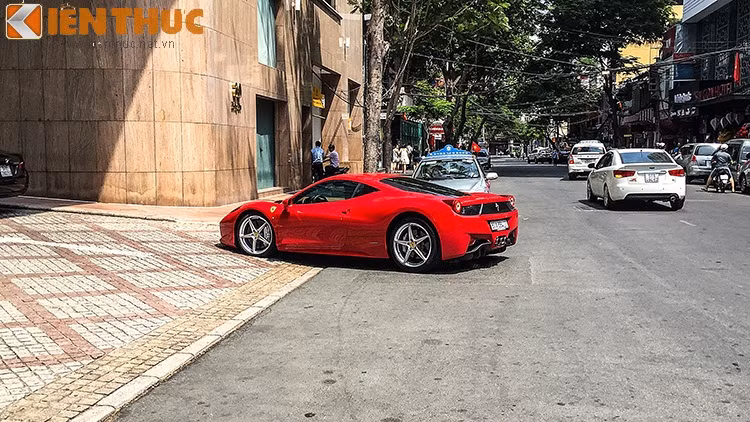 Siêu ngựa Ferrari F458 Italia của thiếu gia nổi tiếng giới chơi siêu xe tại Việt Nam - Phan Thành mới đây lại bất ngờ xuất hiện khách sạn Sheraton Sài Gòn.
