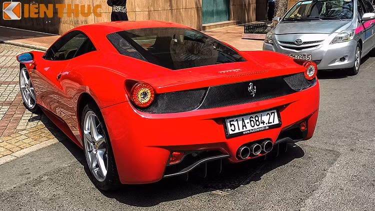 Thiết kế ống xả của F458 Italia nằm dọc theo thân xe cực thể thao và bắt mắt.