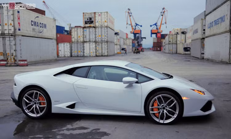 Đây là chiếc Huracan thứ 2 được nhập khẩu chính hãng Lamborghini về Việt Nam, sau chiếc màu xám đã có chủ trong năm 2015 vừa qua.