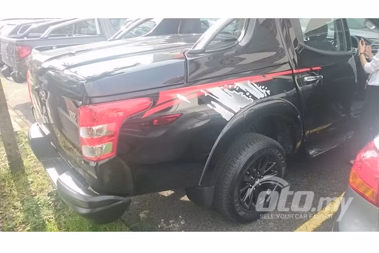 Ở phía sau, chiếc xe được trang bị sẵn nắp che thùng chở hàng cùng với thanh trang trí. Ngoài ra, Triton Phantom Edition còn được dán bộ tem với thiết kế độc đáo trên vòm bánh sau.