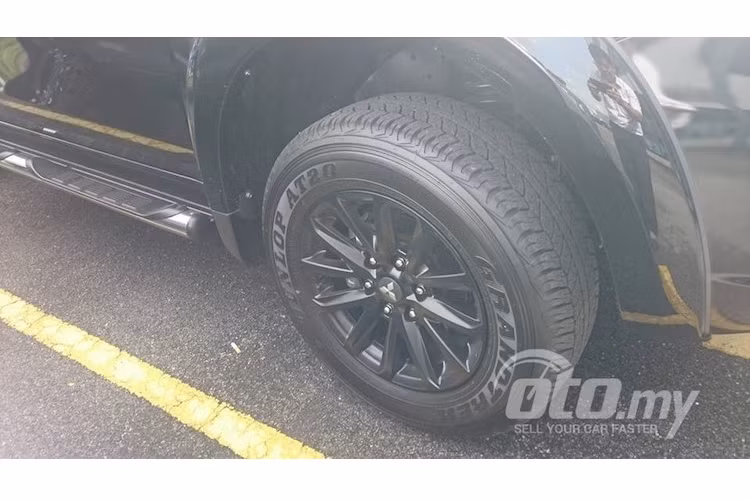 Dù có thiết kế mâm không khác gì các phiên bản Triton thường nhưng trên Triton Phantom Edition, mâm xe cũng được sơn đen để đồng màu với thân.