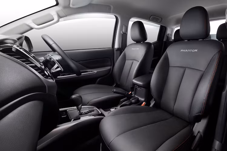 Bên trong nội thất của Triton Phantom Edition được nâng cấp với các ghế bọc da với logo Phantom thêu trên mặt lưng, cùng với đệm hai bên dùng vải với vân giống carbon.