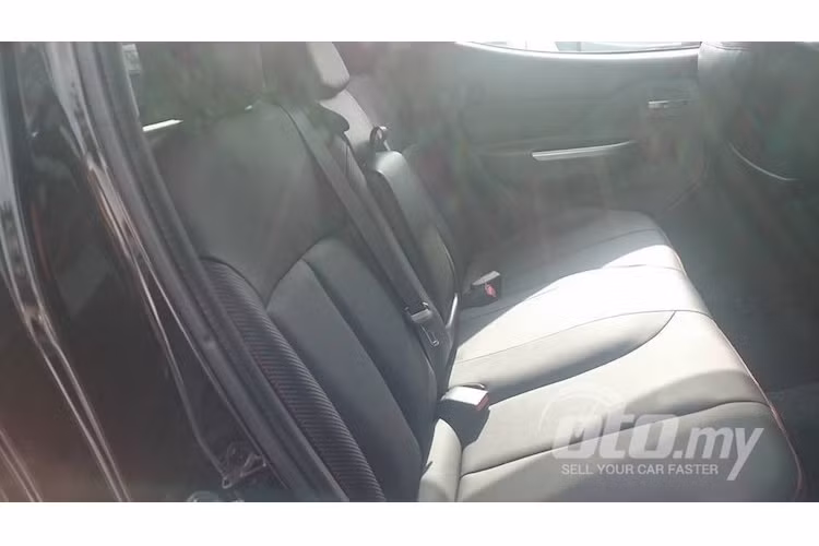 Ngoài ra, các bề mặt da và vải bọc cũng được thêu lại với nhau bởi chỉ đỏ tương phản với màu đen của nội thất.