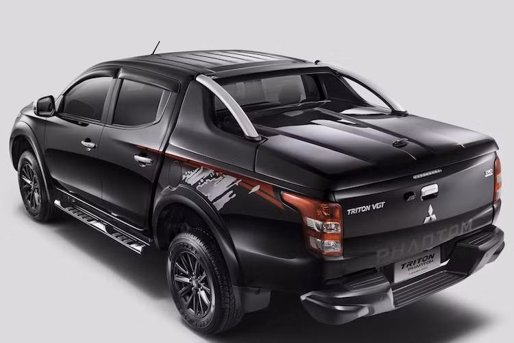 Mitsubishi Malaysia cho biết hãng sẽ chỉ sản xuất 200 chiếc Triton Phantom Edition tại thị trường này, với giá mỗi chiếc là 110.218 Ringgit (khoảng gần 600 triệu đồng).