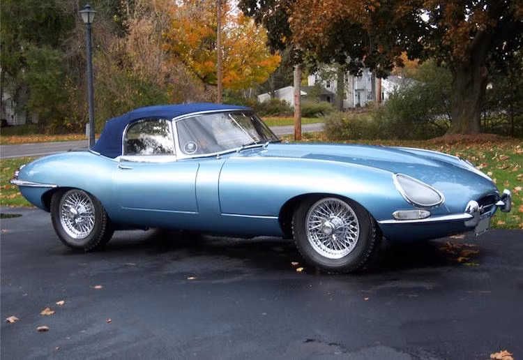 Khi thu được khoản lợi nhuận đầu tiên 40.000 USD từ công ty Zip2 đồng sáng lập với anh trai, Musk đã thực hiện giấc mơ khi mua một chiếc E-Type đời 1967. Musk miêu tả nó như một "người bạn gái hư" khi đã hỏng trên đường từ đại lý về nhà và liên tục đem tới những rắc rối cho ông sau đó.