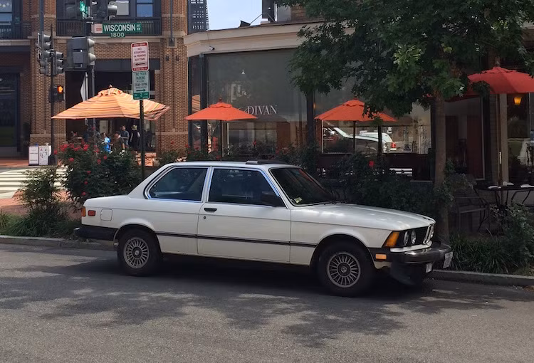 Chiếc xe đầu tiên của Elon Musk là một chiếc BMW 320i cũ đời 1978, được ông mua vào năm 1994. Musk đã tự sửa chiếc xe và lái nó trong 2 năm, cho tới khi một bánh xe bị rơi ra ngoài sau một vụ tai nạn.