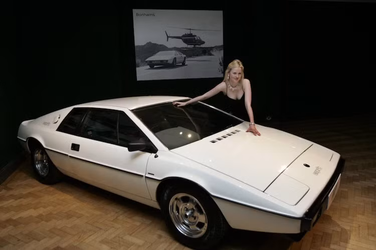 Năm 2013, Elon Musk đã bỏ ra 997.000 USD để mua chiếc Lotus Esprit đã từng xuất hiện trong phần phim 007 "The Spy Who Loved Me". Ngay sau khi mua chiếc xe, ông đã tuyên bố kế hoạch biến nó thành xe điện và có khả năng "biến hình" thành tàu ngầm hoạt động được như trong phim.