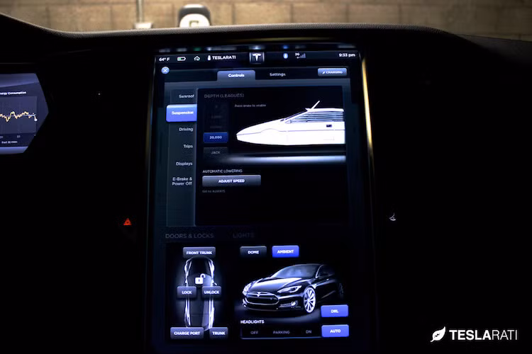 Dù tới nay vẫn chưa thực hiện được ý tưởng này nhưng Musk đã nhắc tới nó trên hệ thống thông tin giải trí của mỗi chiếc Model S. Bằng cách nhấn giữ nút T ở menu giải trí và nhập mã 007, chiếc xe sẽ hiện hình ảnh của tàu ngầm Lotus Esprit từng xuất hiện trong phim.