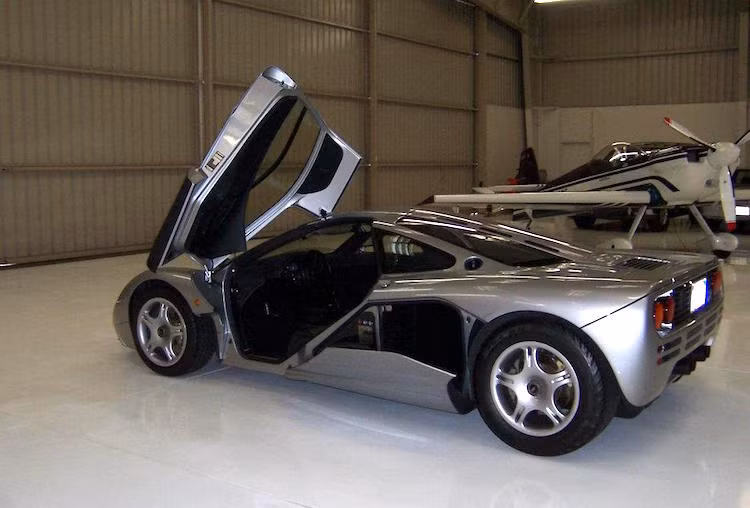 Sau khi bán Paypal, Musk đã mua một chiếc siêu xe McLaren F1 vào năm 1997, cùng nó đi hơn 17.000 km trong vài năm trước khi "phá tan" chiếc xe trong một vụ tai nạn. Do không mua bảo hiểm và hư hại quá nặng, chiếc xe đắt nhất mà Musk từng sở hữu này đã không còn có thể trở lại đường phố được.