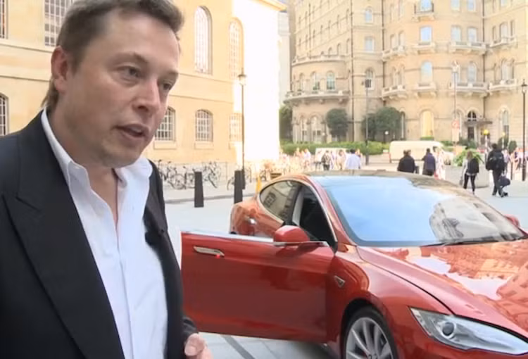 Là nhà sáng lập ra hãng xe điện Tesla, đương nhiên Elon Musk phải sở hữu những sản phẩm siêu xe điện của Tesla hãng là Roadster và Model S. Tuy nhiên trong cuộc đời, ông cũng đã sở hữu rất nhiều siêu xe khác.