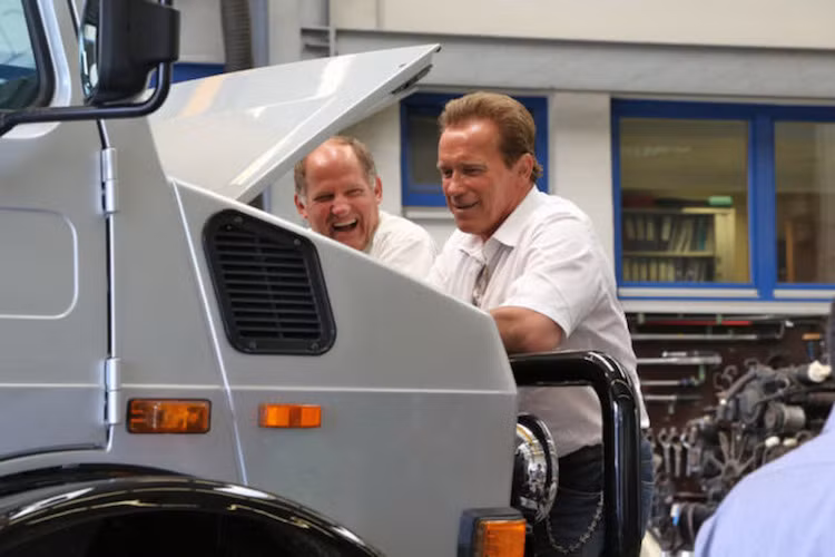 Cách đây vài năm, diễn viên Arnold Schwarzenegger đã mua một cặp xe tải "khủng" Mercedes Unimog. Tuy nhiên vào tháng 5/2014, ông đã bán một trong hai chiếc xe và hiện đang rao bán nốt chiếc còn lại, có lẽ vì kích thước cực lớn của nó.