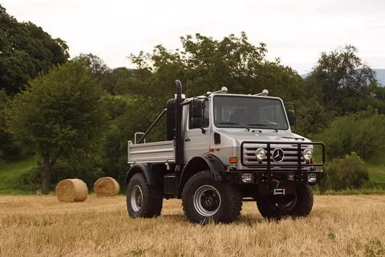 Sức mạnh của Mercedes Unimog U13000 SE 6.4 được cung cấp bởi động cơ diesel 6 xi-lanh thẳng hàng tăng áp, đem tới công suất tối đa 320 mã lực nhưng có mô-men xoắn rất lớn để có thể kéo được trọng lượng lên tới 7,5 tấn của chiếc xe.