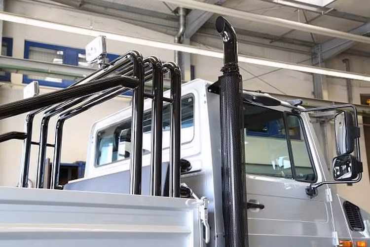 Không giống như những chiếc Unimog khác, chiếc xe của Arnold Schwarzenegger đã được lắp thêm bộ khung thép gia cường màu đen ở tùng sau.