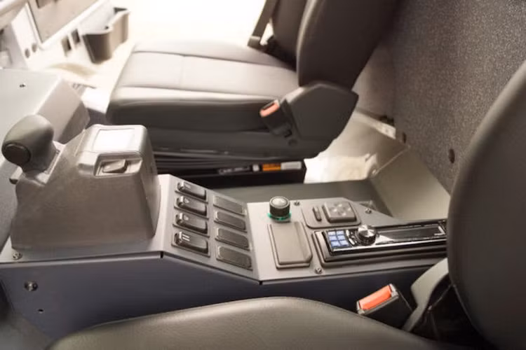 Các nút bấm điều khiển cùng đầu DVD của hãng Blaupunkt được bố trí ở bệ trung tâm của Mercedes Unimog.